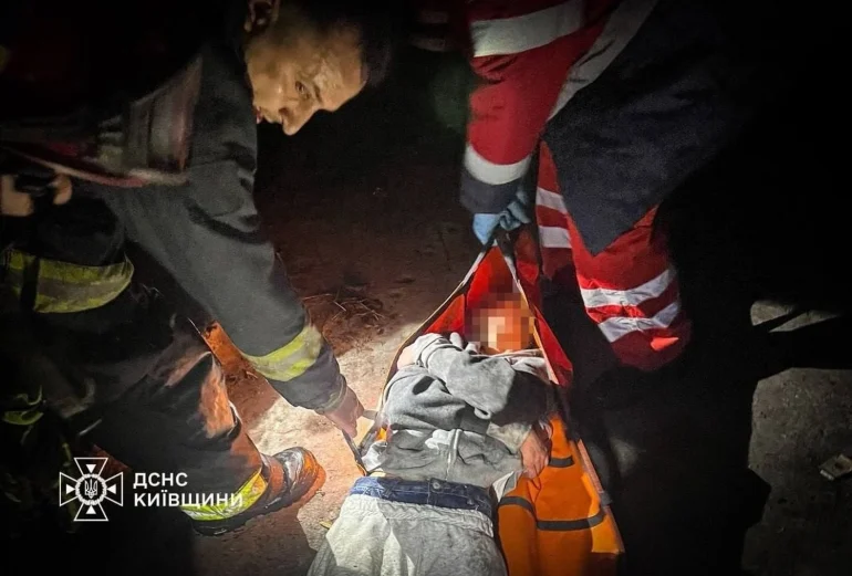 Під Києвом 17-річна дівчина впала в 8-метрову шахту на закинутій станції