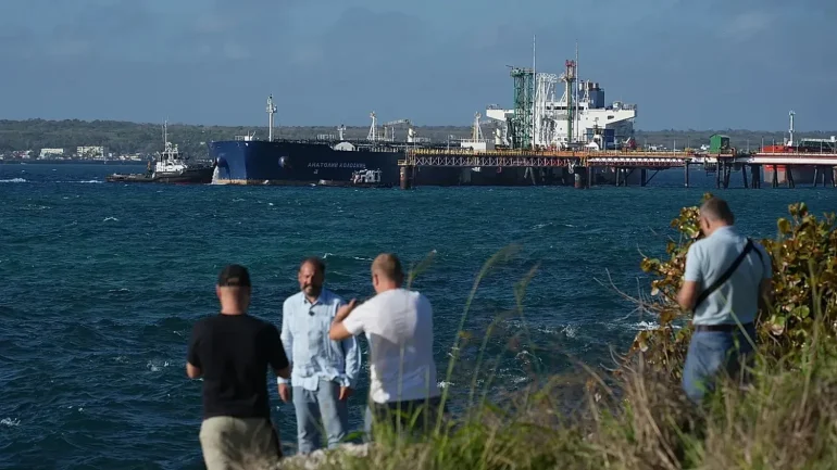 Підсанкційний російський танкер із нафтою прибув до Куби за згоди США