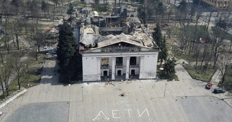 В Україні та світі вшановують загиблих від удару росії по театру в Маріуполі