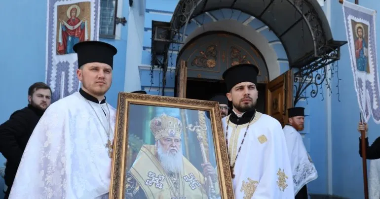 Прощальна процесія з тілом Філарета попрямувала до Володимирського собору