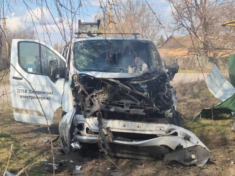 На Дніпропетровщині дрони спалили автомобіль енергетиків