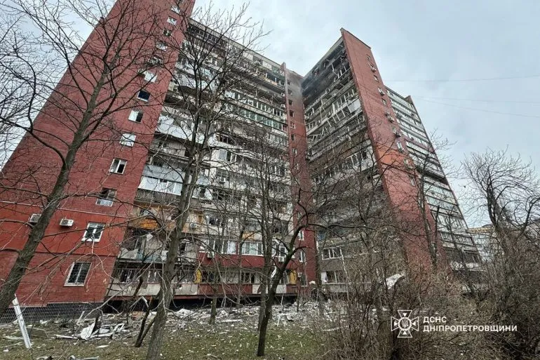 У Дніпрі після російського удару поранено дев’ять людей, горіли верхні поверхи