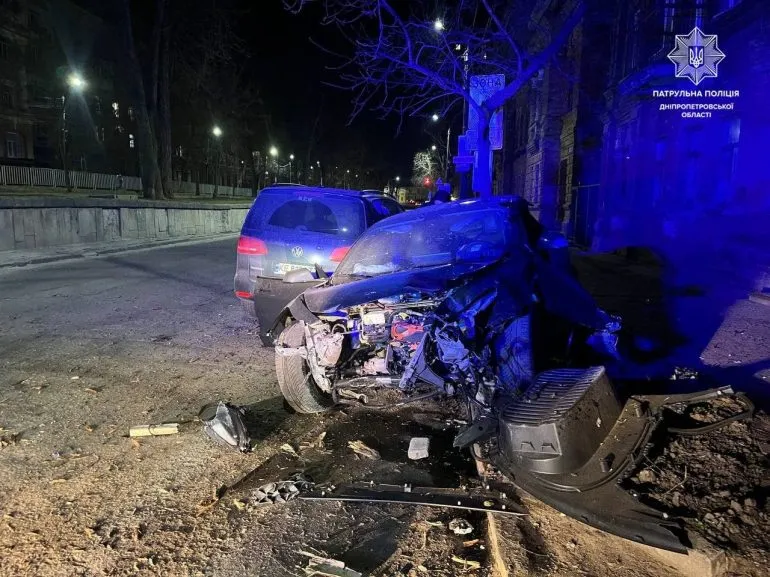 У Дніпрі 17-річний водій спричинив ДТП із пошкодженням авто та фасаду будівлі