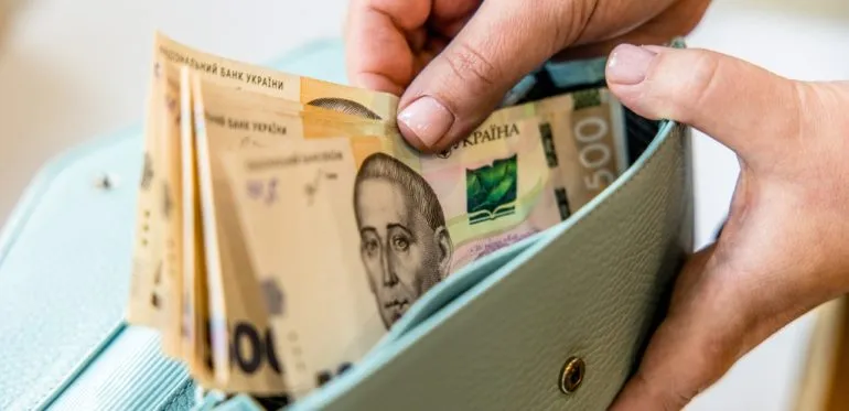 Кабмін запускає пакет соціальної підтримки: виплати 1500 грн і кешбек на пальне