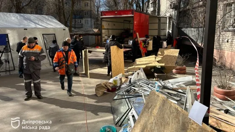 У Дніпрі усувають наслідки обстрілу рф: поранені та пошкоджені будинки