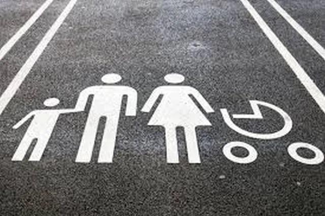 В Україні набув чинності закон про паркування для авто з дітьми