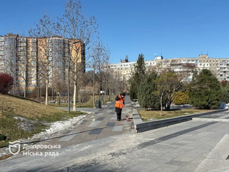 У Дніпрі розпочали весняні роботи в парках і скверах