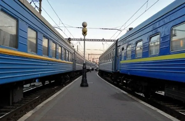 На Дніпропетровщині російський дрон вдарив по приміському поїзду