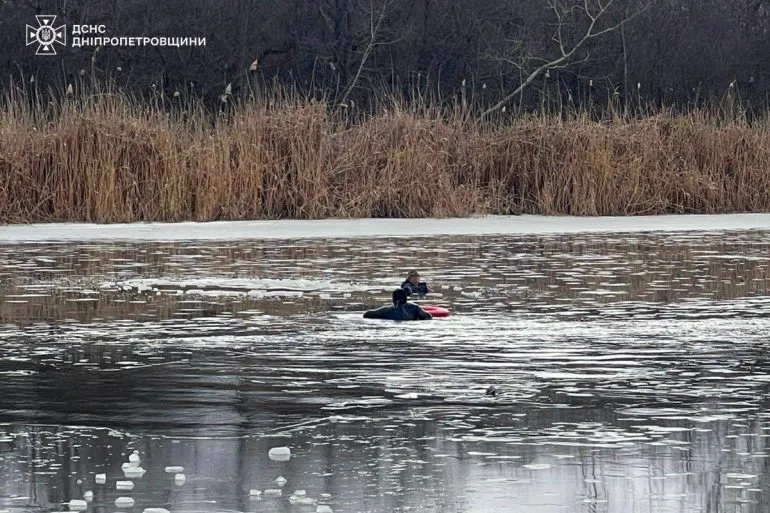 На річці Самара рятувальники врятували чоловіка, що провалився під кригу