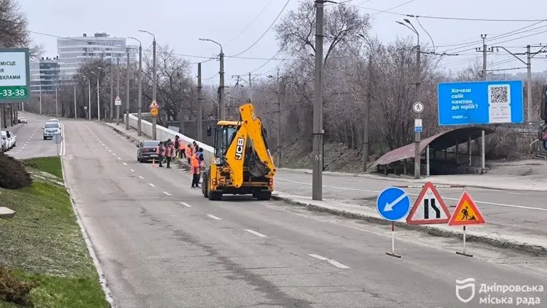 У Дніпрі триває масштабне весняне прибирання доріг
