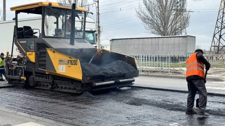 У Дніпрі після зими відновлюють понад 10 тисяч кв. м доріг