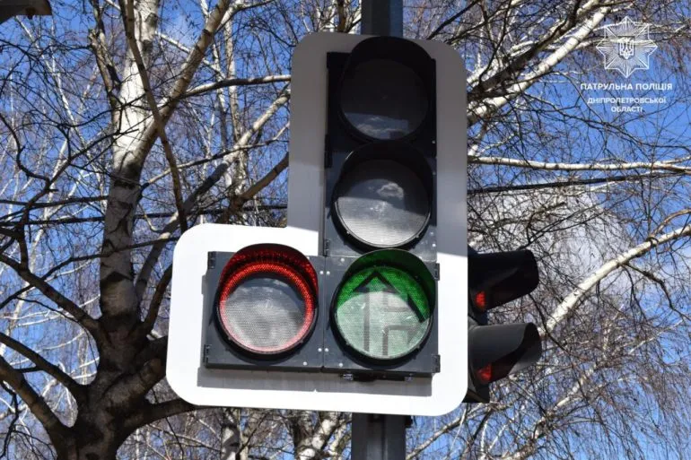 У Дніпрі встановлюють додаткові секції світлофорів для повороту ліворуч