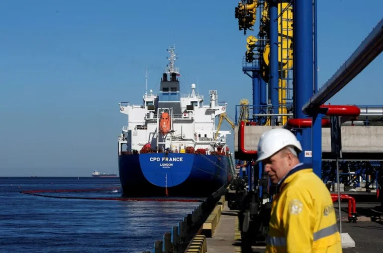 рф змушена скоротити видобуток нафти через удари по експортній інфраструктурі