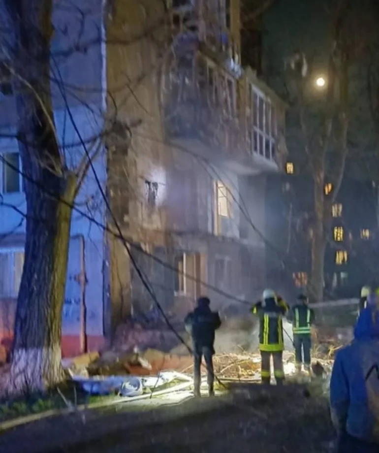 В Одесі внаслідок атаки загорілися автівки та балкон, є постраждалі