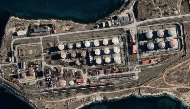 Пожежі на нафтобазах після нічних атак у Краснодарському краї та біля Севастополя