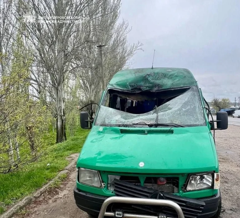 Ворог вдарив по рейсовому мікроавтобусу на Нікопольщині — 4 поранених