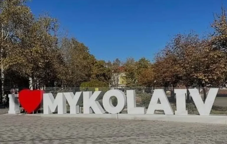 Ворог атакував Миколаїв: пошкоджено будинки, ЛЕП, авто і трамвайні колії