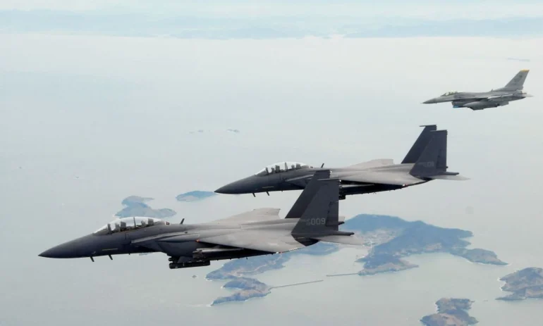 Пілоти F-15K у Південній Кореї зіткнулися через фото під час польоту