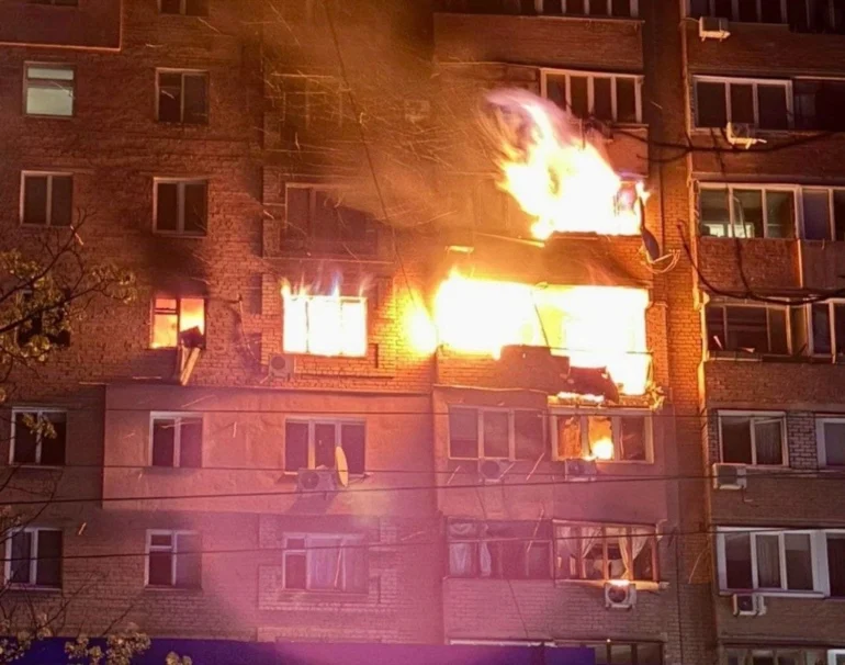 Російський удар по Дніпру пошкодив багатоповерхівку та спричинив пожежі