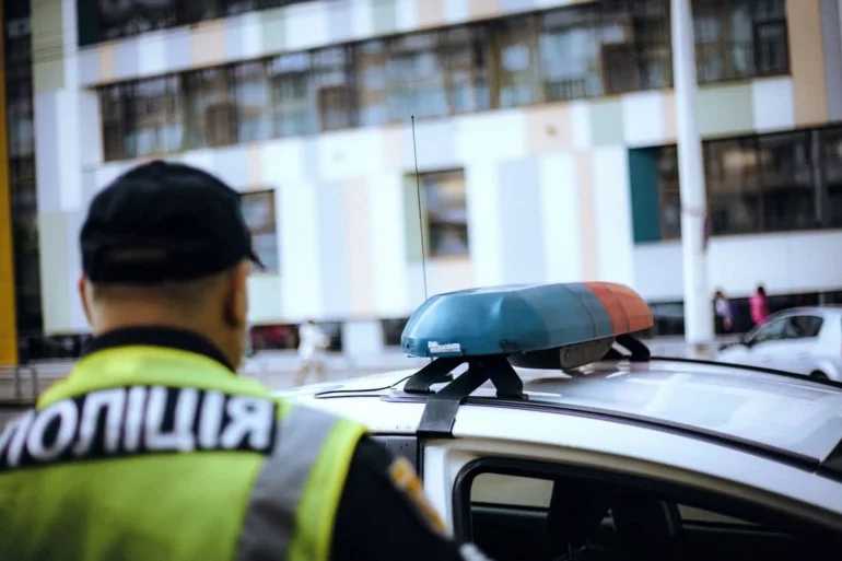 У Києві в ТРЦ конфлікт із пістолетом і ножовим пораненням, є затриманий