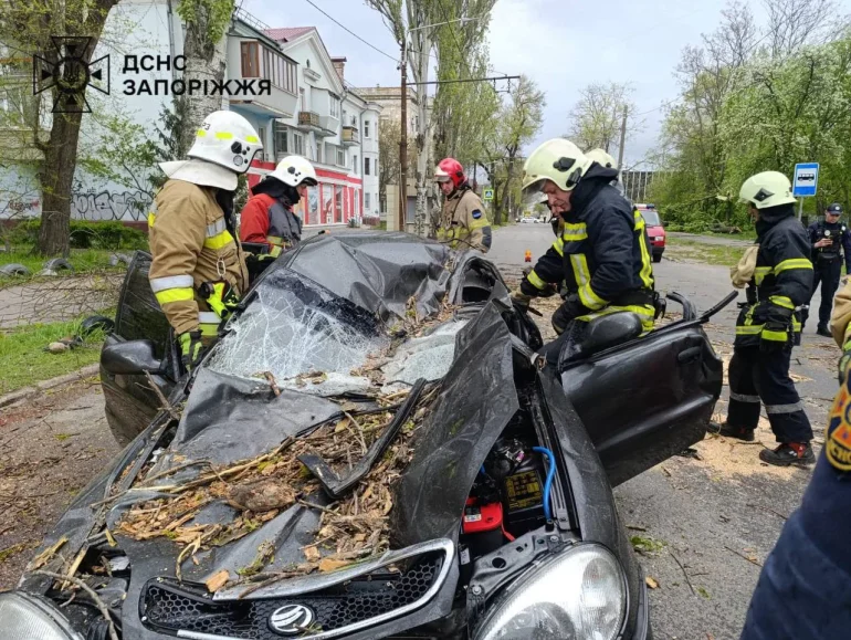 Буревій спричинив руйнування в трьох областях, у Запоріжжі знесло дах концертної зали