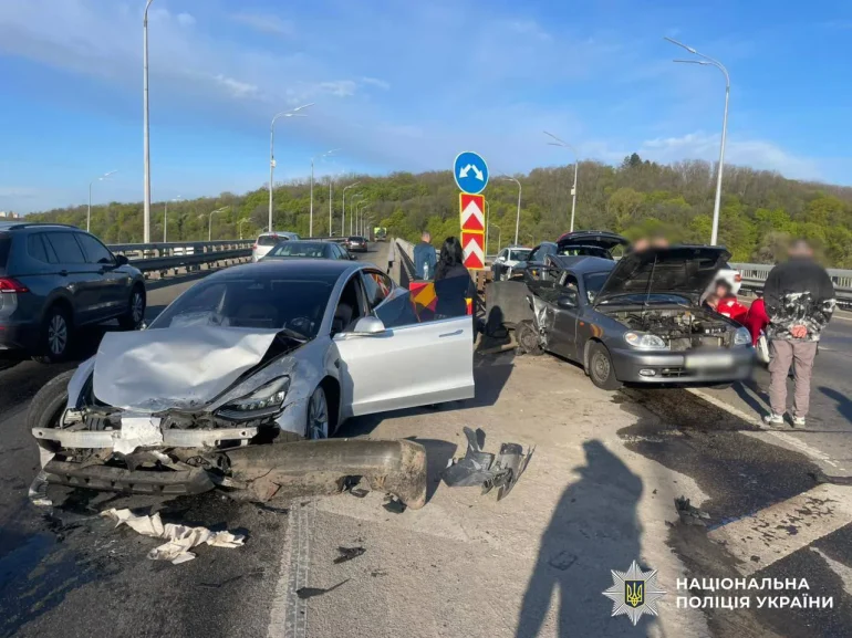 ДТП на Дарницькому мосту: Tesla зіткнулася з двома авто, є загибла