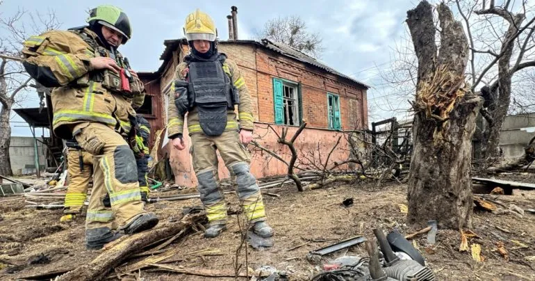 Російський дрон влучив у Харків: щонайменше одна людина поранена