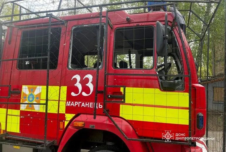 Російські війська тричі обстріляли пожежний автомобіль у Марганці