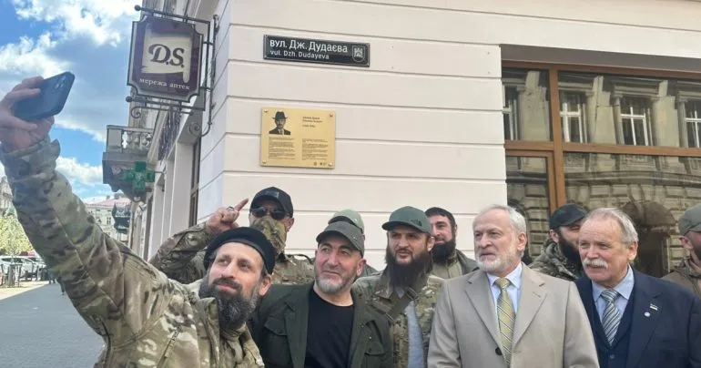 У Львові відкрили меморіальну таблицю Джохара Дудаєва
