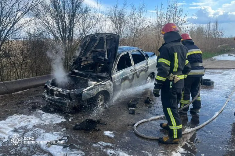 На Дніпропетровщині за добу згоріли два легковики