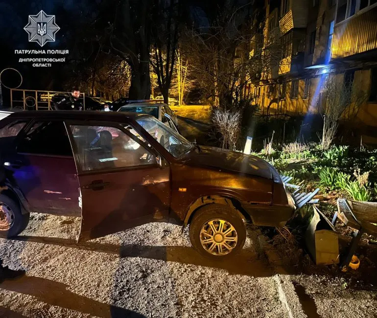У дворі Дніпра нетверезий водій вчинив ДТП