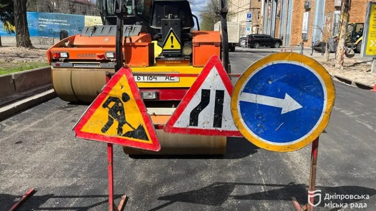 У центрі Дніпра оновлюють асфальт — де ремонтують дороги