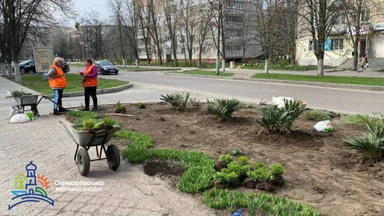 Комунальники Самари висаджують квіти з власних теплиць