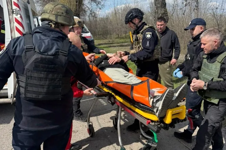 Ракетний удар по Дніпру: документують загиблих і поранених
