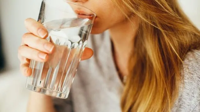 Скільки води потрібно пити для схуднення: добова норма