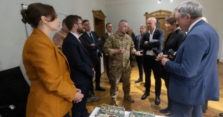 Європейським послам показали плати «Орешника» і комплектуючі російських ракет