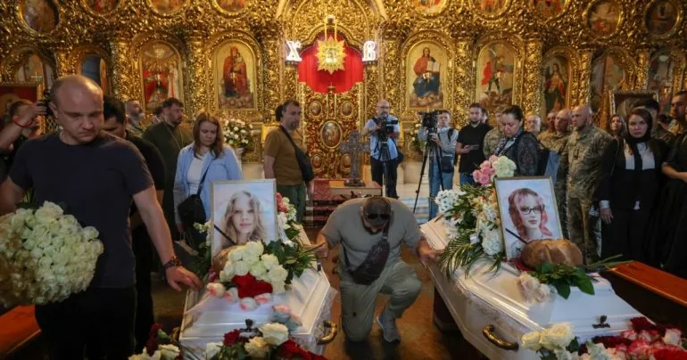 У Києві попрощалися із сестрами Яковлєвими після ракетного удару