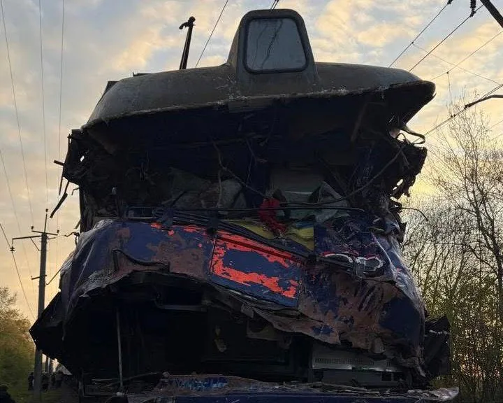 Автокран зіткнувся з потягом на Львівщині — загинув машиніст-ветеран