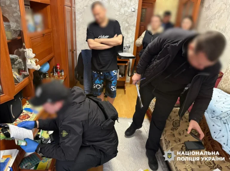 Посадовці луцького ліцею заробляли мільйони на фіктивному бронюванні