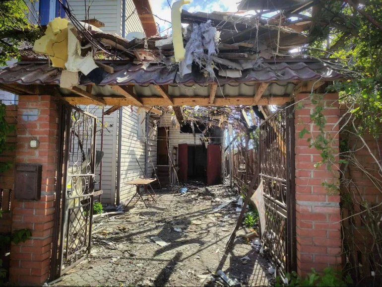 Обстріл рф Чорноморська: двоє загиблих, 35 пошкоджених будинків