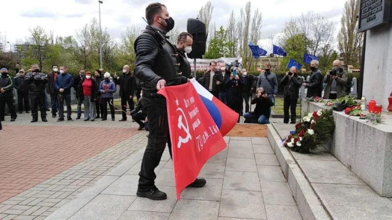Прихильники “Нічних вовків” у Празі провели акцію пам’яті