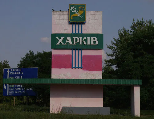 Після атаки «шахедів» у Харкові загорілися авто й пошкоджено будинки
