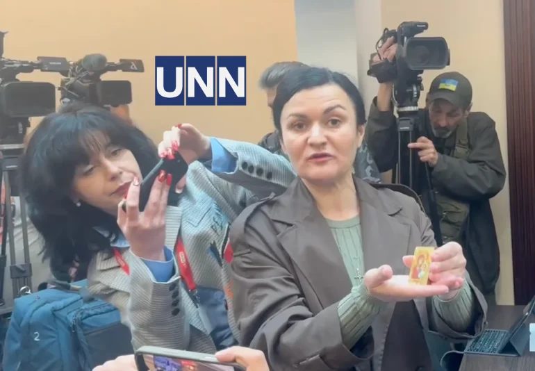 Ірма Крат подарувала Андрію Єрмаку ікону перед судом