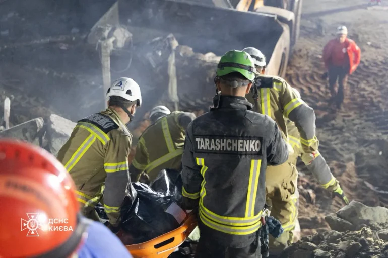 Удар по Дарницькому району Києва: загиблих уже 16