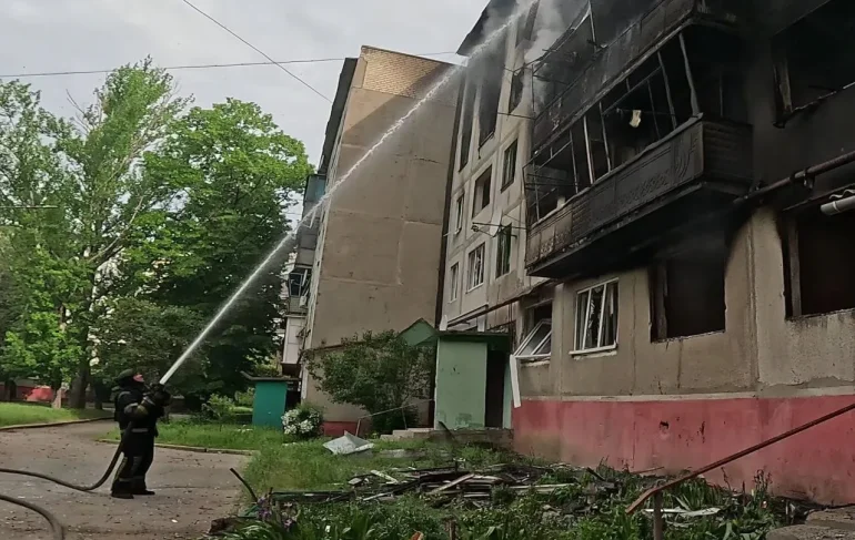 Російський авіаудар по Дружківці забрав життя людини та спричинив пожежі