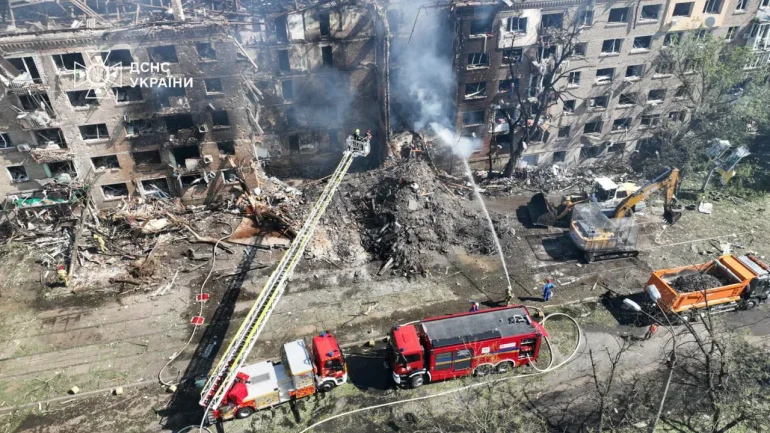 Рятувальні роботи тривають у Шевченківському та Дарницькому районах Києва