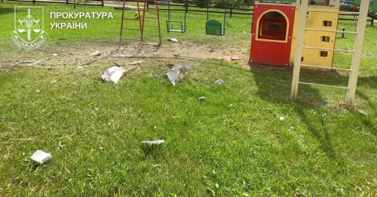 Росія атакувала дроном дитячий майданчик на Сумщині — поранено двох жінок