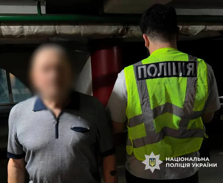У Києві чоловік випадково поранив жінку з помпової рушниці