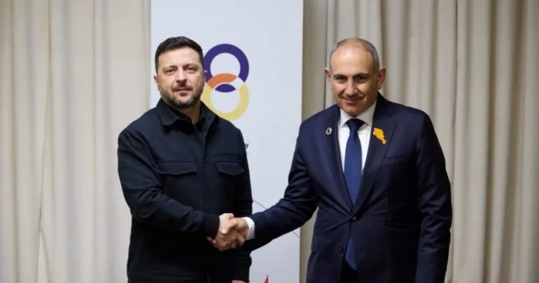 Зеленський проводить перший за 24 роки візит до Вірменії та відновлює діалог