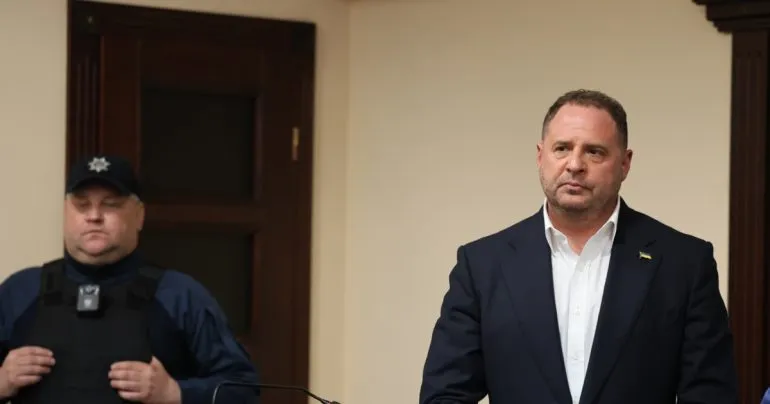 Єрмак прокоментував поїздки батька до рф